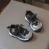 Otoño 2026 Nuevo Estilo Coreano de Moda Versátiles de Malla Suela Suave Antideslizantes de Velcro Tenis para Niños y Niñas