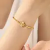 Pulsera de Acero de Titanio con Flor de Cuatro Láser Curvada Transfronteriza Europea y Americana para Mujer Diseño de Nicho Regalo de Celebridad de Internet de Alta Gama Accesorios de Moda