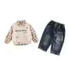 Conjunto de chaleco de punto de moda para niños, nuevo estilo 2026, camisa a cuadros elegante, atuendo casual y moderno de tres piezas