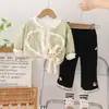 Conjunto de 3 peças para Meninas 2024: Casaco Estilo Tweed Aberto na Frente com Blusa Estampada de Letras e Calça Reta - Venda por Atacado do Fabricante