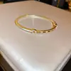 Pulseira de Ouro K Banhada com Diamantes Incrustados de Alta Costura de Luxo Leve, Estilo Aberto Individual Moderno, Pulseira Clássica de Alto Luxo, Zircônia, Retenção de Cor Forte