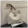 Bolsa Simples Estilo Coreano para Mulheres 2025 Inverno Nova Tendência Casual Bolsa de Ombro Grande Capacidade Bolsa Tote para Trabalho e Deslocamento