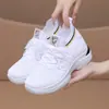 Zapatos Deportivos Transpirables con Elevación Interna para Mujer 2025 Verano Nuevos Zapatos Blancos de Suela Gruesa Tejido Volador Malla Calada Zapatos Casuales para Mujer