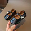 Zapatos pequeños de cuero estilo coreano con perlas dulces para niños, suela blanda, zapatos sencillos para bebé, nuevos de primavera 2025, zapatos de princesa para niñas, venta al por mayor