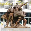 Escultura de Fibra de Vidrio de un Soldado del Ejército Rojo de Aspecto Cobrizo, Escultura Temática de Cultura Roja para Salón Conmemorativo Exterior, Plaza y Paisaje de Jardín