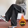 Calças masculinas de outono em veludo cotelê xadrez, de perna reta, corte solto e perna larga, com forro de fleece, oferecendo um estilo fluido, esportivo e casual.