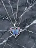 Collar con Colgante de Cruz y Mariposa Nueva para Mujer Cadena de Clavícula de Lujo Ligero con Incrustaciones de Pedrería Color Degradado Sentido de Diseño Nicho Joyería Regalo
