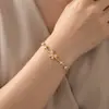 Pulsera mariposa nueva y moderna con incrustaciones de micro pavé de diamantes y estrellas, una pieza de lujo ligera para mujer, que ofrece un look único, de alta gama y elegante, perfecta para combinar y estilizar de forma versátil