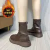 Elegantes y estilizan, estas botas estilo Martin para mujer para otoño e invierno 2026 cuentan con un suave empeine de piel, punta redonda, suela plana y un diseño versátil. También están forrados con forro polar para mayor calidez.