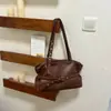 Bolsa de ombro underarm trendy e única estilo coreano, novo modelo para o início do outono de 2026, bolsa tote de cor sólida de grande capacidade para o dia a dia, bolsa de ombro biker
