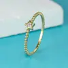 Anillo delgado minimalista de estrella dorada con circonita, banda lisa con borde de cuentas e pentagrama incrustado de diamantes