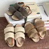 Sandalias de una tira suaves y esponjosas estilo coreano para mujer, nuevos zapatos peludos con hebilla plana de otoño, sandalias casuales versátiles