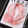 Bufanda Elegante de Flores Artificiales 2026 con Acabado de Lujo, Bufanda Casual y de Moda, Calentador de Cuello Decorativo Versátil, Bufanda de Cinta Perezosa