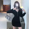 Vestido com Capuz Estilo Francês, Novo Modelo Primavera e Outono 2026, Sexy e Doce, Ajustado na Cintura, Manga Longa, Vestido Bodycon Curto