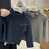 Top de veludo de alta qualidade com gola de renda estilo coreano, camisa base com design estiloso para meninas e crianças, top de outono e inverno