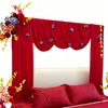 Decoración de Habitación de Boda con un Estilo Chino de Alta Gama, Cortinas de Colores Contrastantes Rojo y Azul, Pared del Fondo de la Cabecera con el Carácter de Doble Felicidad, Habitación de la Novia