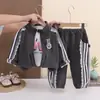 Kids2026 Novo Conjunto de Roupas de Outono para Crianças Primavera e Outono Conjunto de Três Peças de Coelho para Menina de Bebê Criança Pequena Estilo Coreano Tendência Atacado