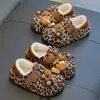 Chinelos internos quentinhos de inverno para meninas, com forro de fleece, impermeáveis e antiderrapantes, com estampa de leopardo, adequados para bebês e crianças pequenas.