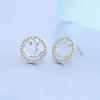 Versión coreana de arete de plata s925 versátil, lindo, súper lindo, cara sonriente, personalidad femenina, temperamento simple, fabricantes de aretes, generación en vivo