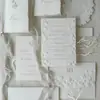 Invitaciones de boda florales blancas puras en relieve, papel de algodón en relieve, tarjetas de agradecimiento de encaje con forma especial, juego de invitación de libro de juramentos