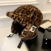 Chapéu de Pelúcia Estampado de Leopardo Retro para Mulheres no Outono e Inverno Chapéu Grande Quente para Ciclismo Chapéu de Voo Espessado à Prova de Frio para Homens