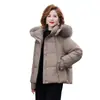 Llegada de Invierno Nueva Ropa para Madres Chaqueta de Algodón con Relleno de Plumón con Capucha y Cuello de Piel Estilo Coreano para Mujer Holgada Talla Pequeña Engrosada Cálida Ropa de Algodón