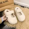 Chinelos femininos estilo preguiçoso de lã de cordeiro, nova coleção de inverno 2026, forrados com fleece para aquecimento, com sola grossa, que aumentam a altura e com design de bico fechado