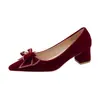 Outono de 2026 Novo Estilo Sapatos de Casamento Vermelhos Salto Alto Moda Feminina Temperamento Estilo Laço Pérola Bico Fino Estilo Salto Grosso