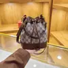 Bolsa feminina de alta qualidade transfronteiriça, novo modelo 2026, elegante bolsa de balde, bolsa de mão de luxo leve retrô fashion, bolsa de ombro e transversal
