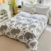 Manta de forro polar tipo copo de nieve Amazon para comercio exterior transfronterizo, manta gruesa de forro polar de leche para siesta en la oficina, manta de forro polar de coral para otoño e invierno