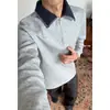 Moletom simples com gola polo e zíper parcial para homens, design com blocos de cor outonal, combinado com uma camiseta de manga longa como camada base