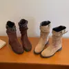 Botas de Cavaleiro com Salto Grosso de Camurça Femininas 2026 Botas de Cano Médio Botas Femininas Outono Inverno Tira com Fivela de Metal Botas Arredondadas de Cano Médio Botas Curtas Versáteis