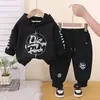 Conjunto de Roupa Outono/Inverno para Meninos 2026 Nova Blusa de Moletom com Capuz Estampada Forrada com Lã Manga Longa Conjunto de Duas Peças Roupas Casuais