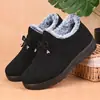 Sapatos de tecido espesso forrados com fleece de inverno, estilo Velho Pequim, sapatos de algodão femininos, sola macia, antiderrapantes, para mães de meia-idade e idosos, entrega TikTok, sapatos de algodão