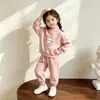 2026 Novo Conjunto Infantil Estilo Coreano Meninas Celebridade da Internet Estiloso Casual Esportivo Moletom Calça Jogger Moda Conjunto de Duas Peças
