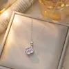 Exquisito collar de trébol de cuatro hojas ultrabrillante con incrustaciones de diamantes, con delicados engastes de micro pavé, un conjunto floral moderno y lujoso para mujer, que encarna un estilo juvenil y elegante