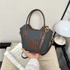 Colección Otoño/Invierno 2026: Diseño elegante y con estilo, de un solo hombro, moderno, color liso, vintage, simple, texturizado, de mano, bandolera, bolso pequeño cuadrado