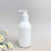 Fábrica en stock venta al por mayor botella de limpieza de manchas de aceite pe desinfectante de alcohol botella de plástico con rociador con cabezal de bomba agente de limpieza botella de plástico