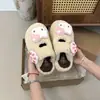 Pantuflas de algodón para mujer con temática de gato, que aumentan la altura, para otoño e invierno en casa, de punta cerrada, lindas con diseño de KT, cálidas para uso interior y exterior, suela negra