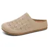 Sapatos Femininos Verão 2026 Novo Estilo Sapatos de Tecido Old Beijing Vazados Casuais Sola Plana Respiráveis Meio Chinelos Leves Sapatos para Mãe
