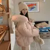Chamarra Corta de Plumas Liang Gu con Capucha y Cuello Grande de Piel de Zorro Rosa para Mujer 2026 Invierno Estilo Coreano Suelta Acolchada Gruesa
