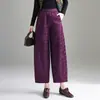 Calça casual ampla estampada retrô para mulheres, nova coleção de outono de 2026, apresentando caimento fluido, efeito emagrecedor, design de perna reta e um comprimento cropped relaxado e moderno.