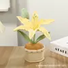 Planta de Lirio Tejida a Crochet con Lana - Exquisito y Único Regalo para el Día del Maestro, Adorno Decorativo para Escritorio de Oficina