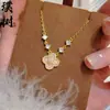 Loja de Ouro Mesmo Estilo Banhado a Ouro Gelo Triturado Trevo de Quatro Folhas Cabacinha Colar para Mulheres, Versátil e Elegante, Borboleta em Forma de Coração Corrente de Clavícula Joia