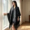 Chal de imitación cachemir más vendido transfronterizo con un elegante diseño de pintura a tinta, versátil y cálido para el invierno, engrosado con borlas, capa para mujer