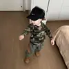 Roupa de Primavera para Meninos 2026 Nova Estilosa Infantil Estampa de Letras Camuflagem Manga Longa e Calça Larga para Bebês