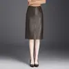 Falda midi simple y elegante de piel sintética para mujer, nueva colección otoño 2026, de talle alto, que cubre la cadera, elegante, versátil y que realza la figura