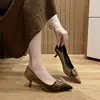 Zapatos de tacón alto para mujer, nueva colección otoño/invierno, punta fina, corte bajo, tacón de aguja, gamuza, estilo slip-on, color rojo, con un look retro y sofisticado