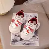 Sapatos Infantis Sapatos Brancos para Meninas Primavera 2026 Sapatos Esportivos de Princesa para Crianças Ano do Zodíaco das Meninas Ano Novo Sapatos Casuais de Lona Tendência