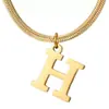 Colar com Pingente de Letra Inglesa em Aço Titânio Banhado a Ouro Real 18K, Design de Nicho, Joia Acessório Simples e de Alto Padrão para Mulheres